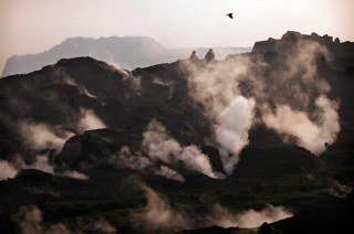 Illustration for article titled The World's Oldest Underground Fire Has Been Burning For 6,000 Years